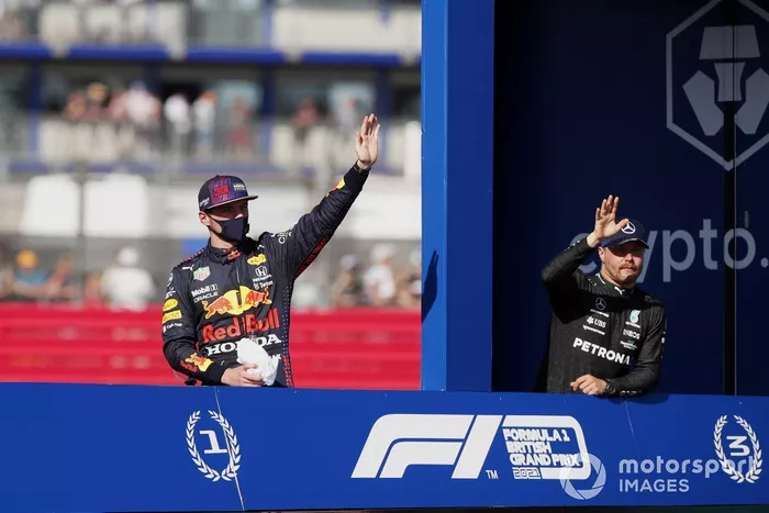 Primer lugar de la carrera Sprint Max Verstappen, Red Bull Racing y el tercer lugar Valtteri Bottas, Mercedes