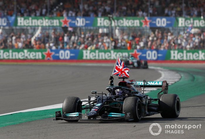 Ganador Lewis Hamilton, Mercedes W12 con la bandera de Gran Bretaña