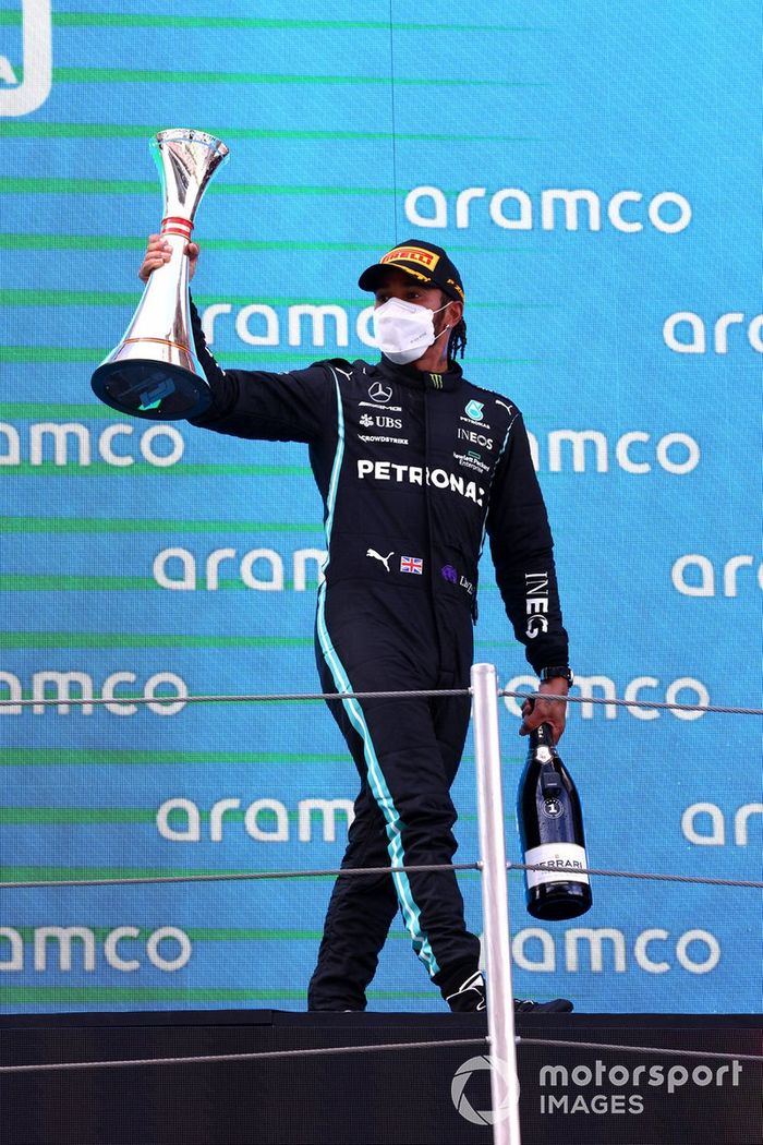 Lewis Hamilton, Mercedes, primera posición, con su trofeo y champán