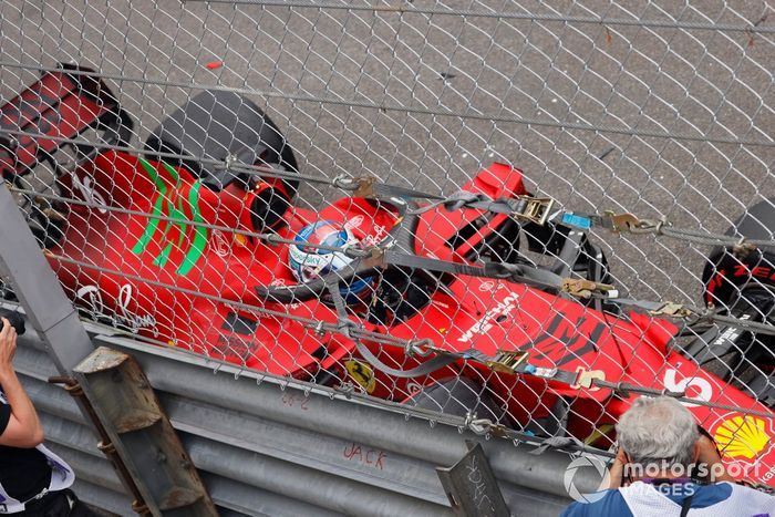Charles Leclerc, Ferrari SF21, sale de su monoplaza tras estrellarse
