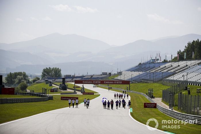 Lando Norris, McLaren y Vicky Piria, recorren la pista