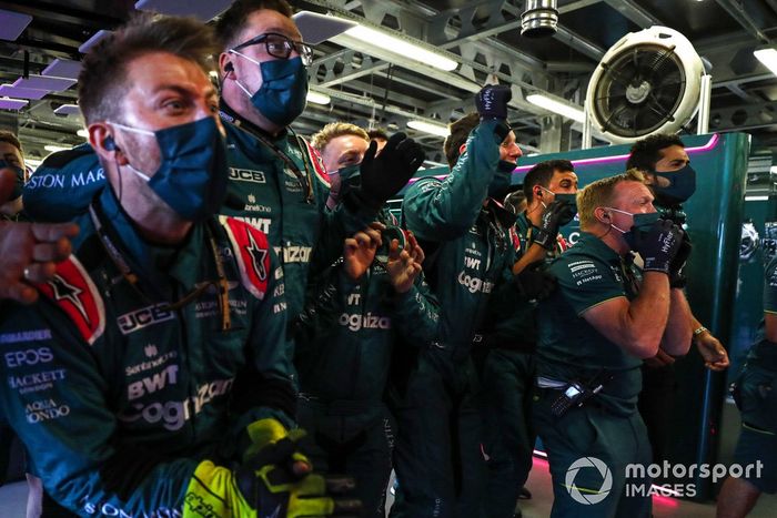El equipo Aston Martin celebra en el Parc Ferme la segunda posición de Sebastian Vettel en la carrera