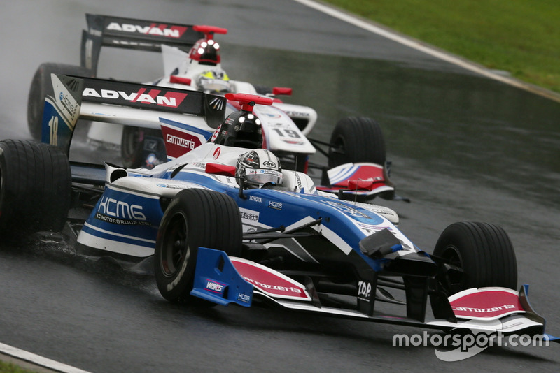 Kamui Kobayashi(carrozzeria Team KCMG)di depan Yuhi Sekiguchi(ITOCHU ENEX TEAM IMPUL)