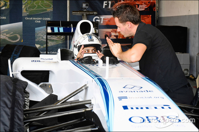 Un gamer mobile prova una Williams Formula 1