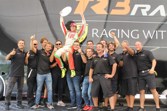 Benjamin Hites, Ferrari of Miami, festeggia con il team TR3 Racing
