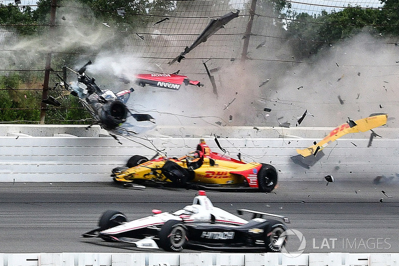 El accidente entre Robert Wickens, Schmidt Peterson Motorsports Honda, James Hinchcliffe, Schmidt Peterson Motorsports Honda, Ryan Hunter-Reay, Andretti Autosport Honda, Pietro Fittipaldi, Dale Coyne Racing Honda