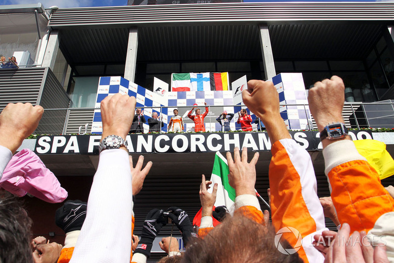 Podio: Giancarlo Fisichella, Force India F1, secondo; Kimi Raikkonen, Ferrari, vincitore della gara; Sebastian Vettel, Red Bull Racing, terzo