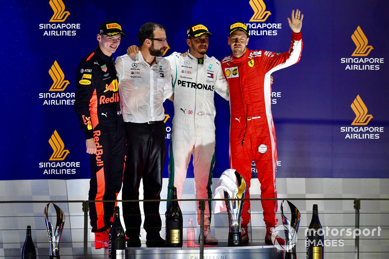 (od lewej): Max Verstappen, Red Bull Racing, Lewis Hamilton, Mercedes AMG F1 i Sebastian Vettel, Ferrari, świętują na podium