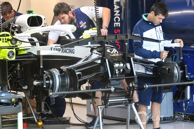 Williams FW41 front suspension
