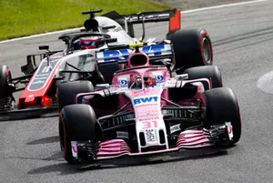 Esteban Ocon, Racing Point Force India VJM11, voor Romain Grosjean, Haas F1 Team VF-18