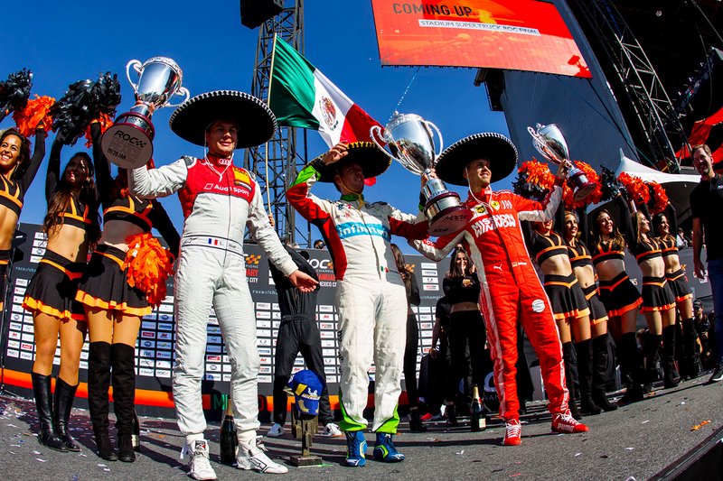 Il vincitore Benito Guerra festeggia sul podio con il secondo classificato Loic Duval e il vincitore della ROC Skills Challenge, Sebastian Vettel