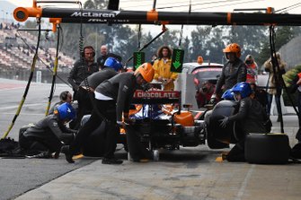Carlos Sainz Jr., McLaren MCL34 pitstop