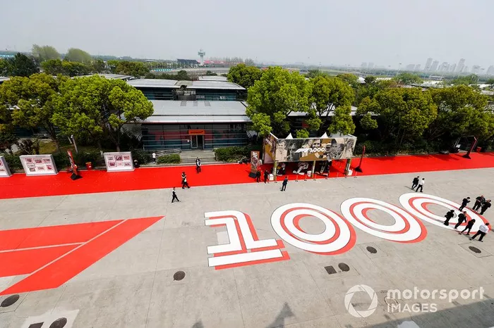 Coche y logo de las 1.000 carreras e la F1