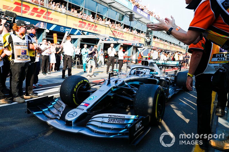 Valtteri Bottas, Mercedes AMG W10, vincitore, arriva al Parco Chiuso
