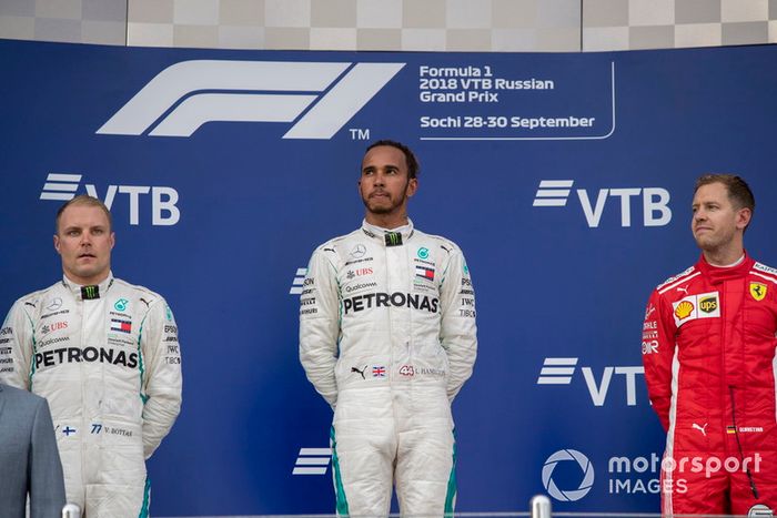Podio: segundo lugar Valtteri Bottas, Mercedes AMG F1 y Lewis Hamilton, Mercedes AMG F1
