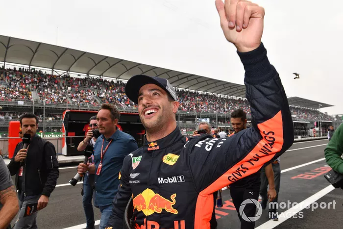Ganador de la pole Daniel Ricciardo, Red Bull Racing celebra en Parc Ferme 