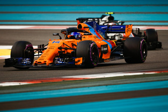 Fernando Alonso, McLaren MCL33 devant Kevin Magnussen, Haas F1 Team VF-18