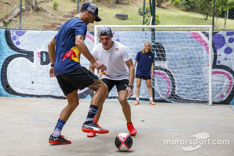 Макс Ферстаппен і Даніель Ріккардо, Red Bull Racing, грають у міні-футбол у Бразилії