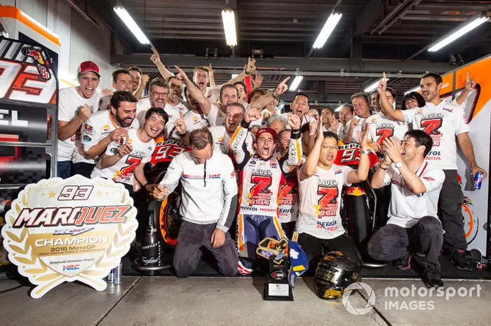 Il campione Marc Marquez, Repsol Honda Team, festeggia con il suo team