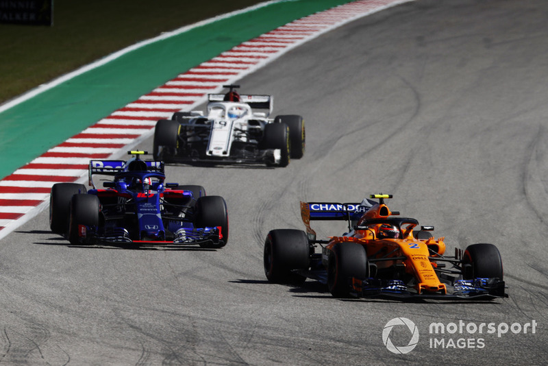Stoffel Vandoorne, McLaren MCL33, precede Pierre Gasly, Scuderia Toro Rosso STR13, e Marcus Ericsson, Sauber C37