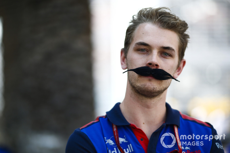 Un miembro del equipo Toro Rosso luce un bigote extravagante