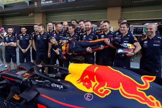 Daniel Ricciardo, Red Bull Racing with his mechanics at the Red Bull Racing team photo