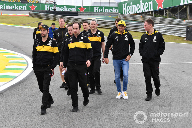 Carlos Sainz Jr., Renault Sport F1 Teamparcourt la piste à pied avec Alan Permane, ingénieur de course de Renault Sport F1 Team
