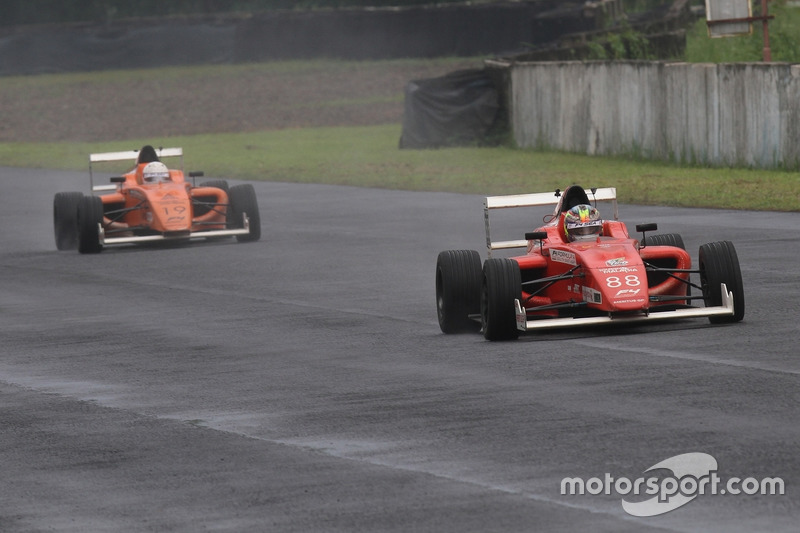 Keanon Santoso di depan Isyraf Danish