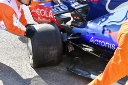 Marshals recover the car of race retiree Carlos Sainz Jr., Scuderia Toro Rosso STR12