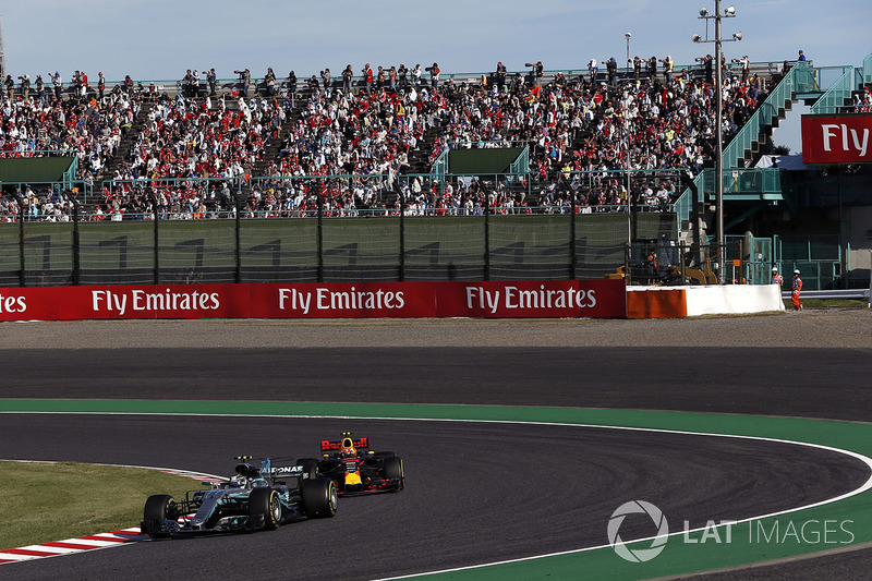 Valtteri Bottas, Mercedes-Benz F1 W08  and Max Verstappen, Red Bull Racing RB13 battle for position