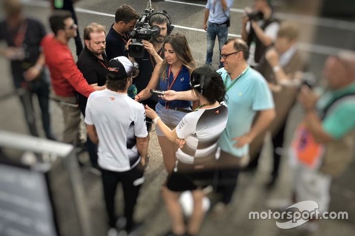 Iker Viana, cámara de televisión de Movistar   F1, grabando a Fernando Alonso