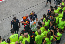 Race winner Max Verstappen, Red Bull Racing celebrates, Christian Horner, Red Bull Racing Team Principal, Dr Helmut Marko, Red Bull Motorsport Consultant and Daniel Ricciardo, Red Bull Racing wit the team