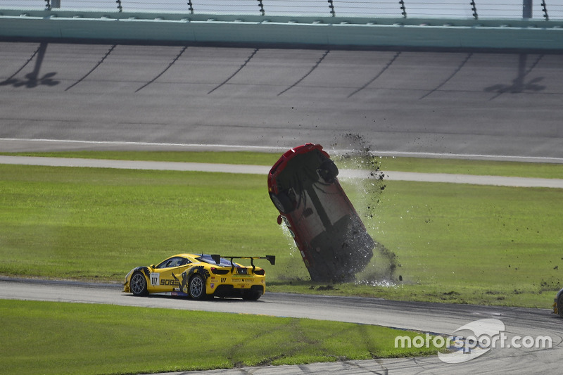 #124 Ferrari of Long Island Ferrari 488 Challenge: Jerome Jacalone, incidente