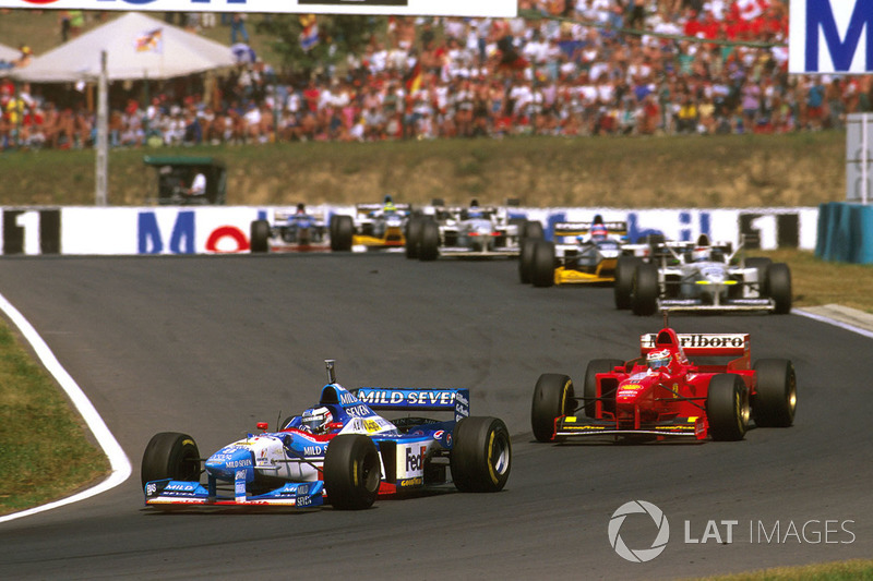 Герхард Бергер (Benetton B197 Renault) і Едді Ірвайн (Ferrari F310B)