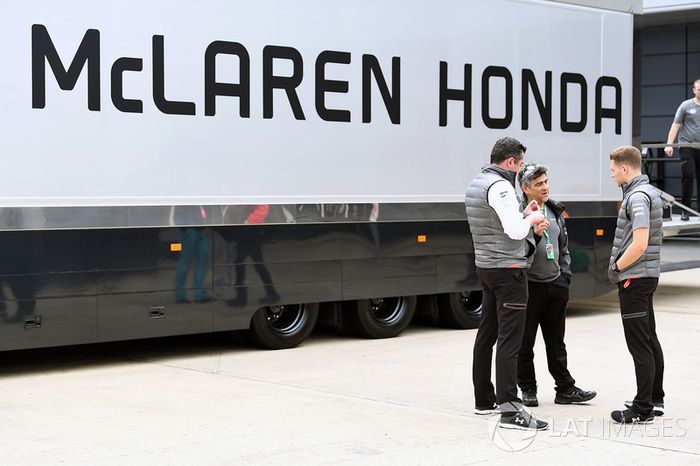Eric Boullier, Director de carreras de McLaren y Stoffel Vandoorne, McLaren