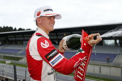 Çaylak podyum: Mick Schumacher, Prema Powerteam, Dallara F317 - Mercedes-Benz