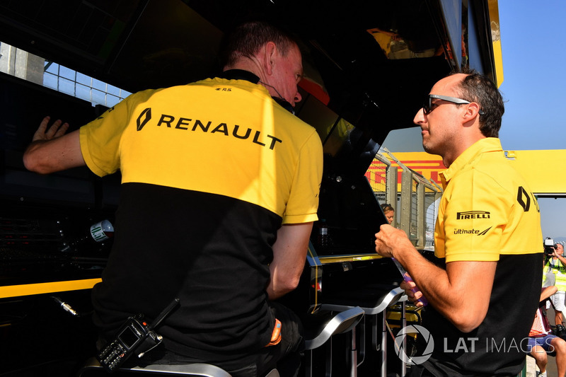 Robert Kubica, Renault Sport F1 Team and Alan Permane, Renault Sport F1 Team Race Engineer