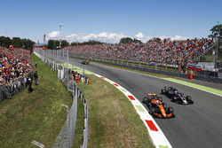 Фернандо Алонсо, McLaren MCL32, Ромен Грожан, Haas F1 Team Team VF-17