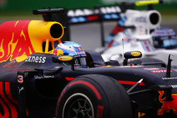 Daniel Ricciardo, Red Bull Racing RB12, dépasse Valtteri Bottas, Williams FW38