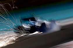 Las chispas vuelan desde el coche de Valtteri Bottas, Williams FW38