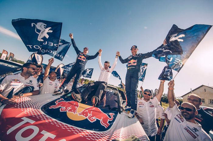 Ganadores Stéphane Peterhansel, Jean-Paul Cottret, Peugeot Sport con Bruno Famin
