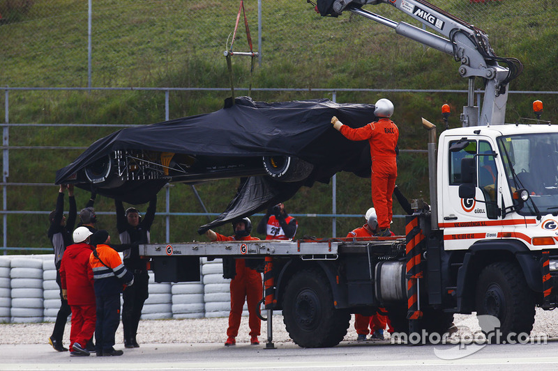 Marshals recover the Jolyon Palmer, Renault Sport F1 Team RS17