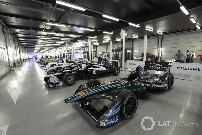 Klasik Williams F1 araçları ve 1999 Le Mans galibi BMW ve Jaguar FE aracı
