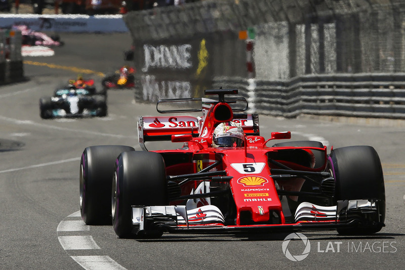 As mesmas críticas foram vistas em 2017, quando os carros mais largos expuseram a dificuldade para ultrapassar. Vettel venceu depois de superar Raikkonen na estratégia de box.