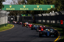 Lewis Hamilton, Mercedes AMG F1 W08, devant Sebastian Vettel, Ferrari SF70H, Valtteri Bottas, Mercedes AMG F1 W08, et le reste du peloton
