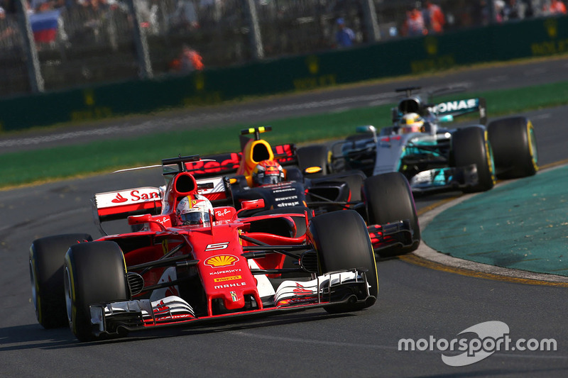 Sebastian Vettel, Ferrari SF70H, memimpin Max Verstappen, Red Bull RB13, dan Lewis Hamilton, Mercedes W08 Hybrid