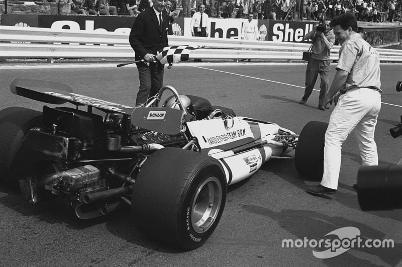 Ganador de la carrera Pedro Rodríguez, B.R.M. P153, celebra con el jefe de equipo, Tim Parnell