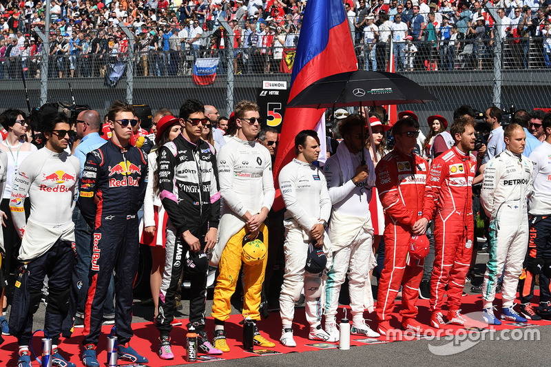 Pilotos durante el Himno nacional