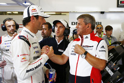 #1 Porsche Team Porsche 919 Hybrid: Марк Уэббер и Фриц Энцингер, вице-президент LMP1, Porsche Team