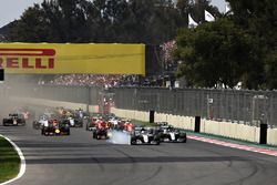 Lewis Hamilton, Mercedes AMG F1 W07 Hybrid,  Max Verstappen, Red Bull Racing RB12 y Nico Rosberg, Me